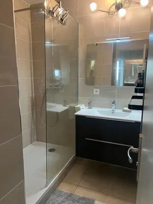Salle de bains dans l'établissement Moderne 3 Pièces proche métro et tram