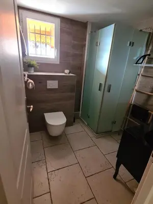 Salle de bains dans l'établissement Pierres Dorées : calme et détente à 2 pas de Lyon