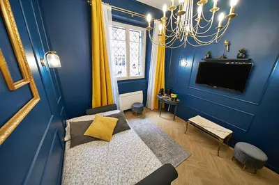 Télévision ou salle de divertissement dans l'établissement Duguesclin Baroque / appartement de charme