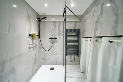 Salle de bains dans l'établissement Duguesclin Baroque / appartement de charme