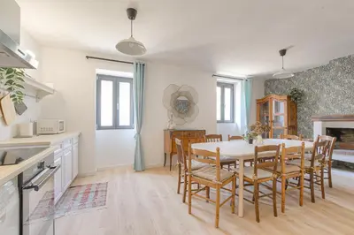 Cuisine ou kitchenette dans l'établissement Gîte La Terrasse, 4 chambres, 10 pers, Centre Ville