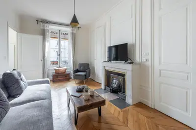 Télévision ou salle de divertissement dans l'établissement Gusman - Longue durée dans le 2ème arrondissement