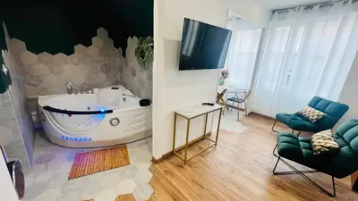 Télévision ou salle de divertissement dans l'établissement Détente, Spa et Parking privé