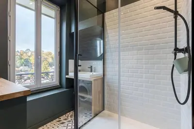 Salle de bains dans l'établissement 10' de Lyon- Appartement Tassin Centre - 2 Parking