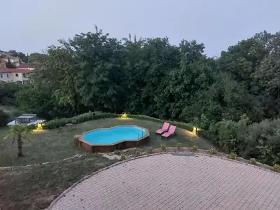 Piscine de l'établissement Comme dans un écrin - T2 de 50 m² avec jardin, terrasse et piscine ou située à proximité