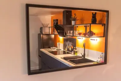Cuisine ou kitchenette dans l'établissement Comme dans un écrin - T2 de 50 m² avec jardin, terrasse et piscine