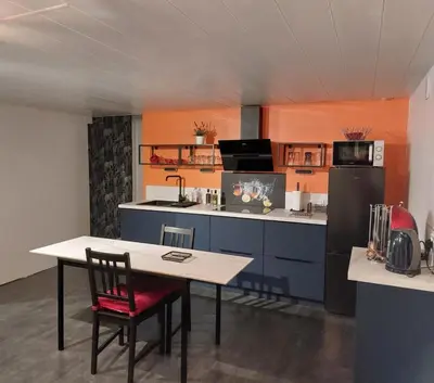 Cuisine ou kitchenette dans l'établissement Comme dans un écrin - T2 de 50 m² avec jardin, terrasse et piscine