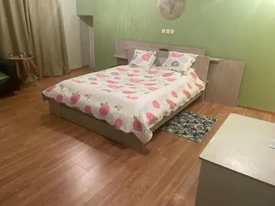 Un ou plusieurs lits dans un hébergement de l'établissement Chambre verte spacieuse côté aéroport