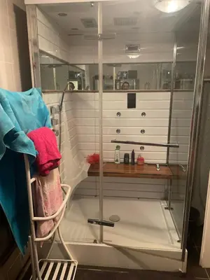 Salle de bains dans l'établissement Chambre verte spacieuse côté aéroport