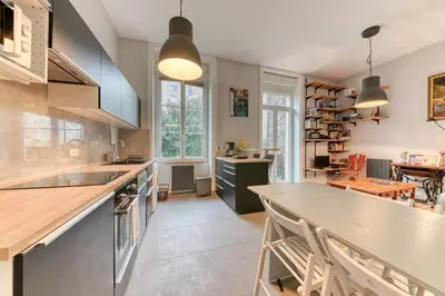 Cuisine ou kitchenette dans l'établissement Le Garden City - Bel appartement avec jardin privé