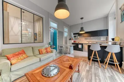 Cuisine ou kitchenette dans l'établissement Le Garden City - Bel appartement avec jardin privé