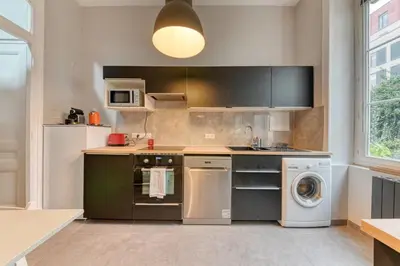 Cuisine ou kitchenette dans l'établissement Le Garden City - Bel appartement avec jardin privé