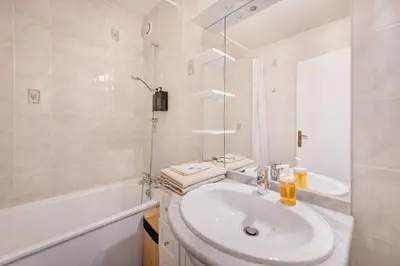 Salle de bains dans l'établissement Appartement proche du Parc de la Tête d'Or - Garage Gratuit