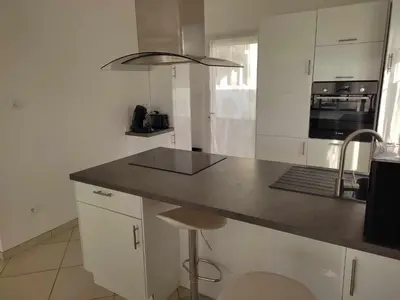 Cuisine ou kitchenette dans l'établissement Maison dans quartier résidentiel