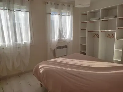 Un ou plusieurs lits dans un hébergement de l'établissement Maison dans quartier résidentiel