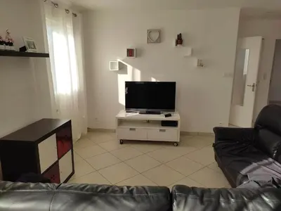 Télévision ou salle de divertissement dans l'établissement Maison dans quartier résidentiel