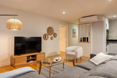 Télévision ou salle de divertissement dans l'établissement Cœur Presqu'île Appartement spacieux AC