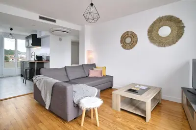 Coin salon dans l'établissement L'Émeraude, T3 élégant avec vue proche Centre et gare