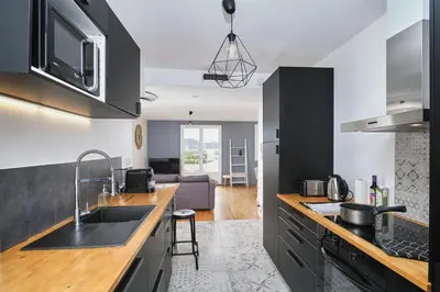 Cuisine ou kitchenette dans l'établissement L'Émeraude, T3 élégant avec vue proche Centre et gare