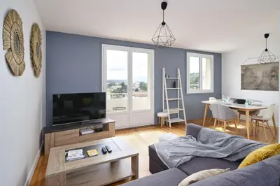 Télévision ou salle de divertissement dans l'établissement L'Émeraude, T3 élégant avec vue proche Centre et gare