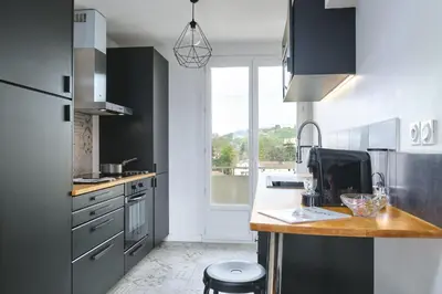 Cuisine ou kitchenette dans l'établissement L'Émeraude, T3 élégant avec vue proche Centre et gare