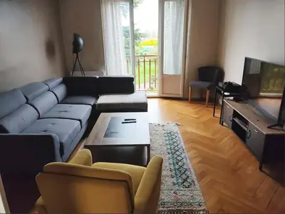 Coin salon dans l'établissement T3 Bron, limite Lyon 3e. Proche périphérique, hôpitaux et transports.