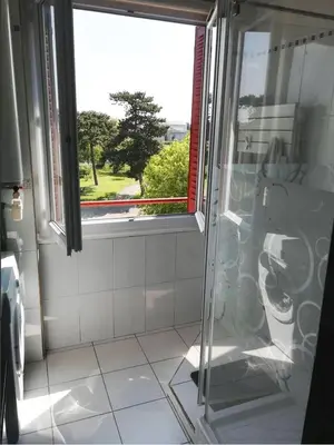 Salle de bains dans l'établissement T3 Bron, limite Lyon 3e. Proche périphérique, hôpitaux et transports.