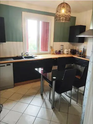 Cuisine ou kitchenette dans l'établissement T3 Bron, limite Lyon 3e. Proche périphérique, hôpitaux et transports.