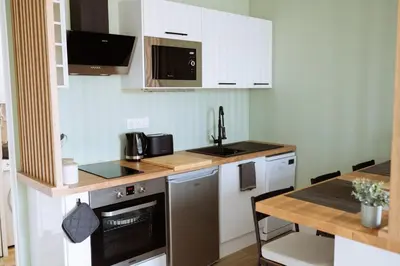 Cuisine ou kitchenette dans l'établissement Superbe studio rénové proche Métro avec garage