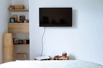 Télévision ou salle de divertissement dans l'établissement Superbe studio rénové proche Métro avec garage