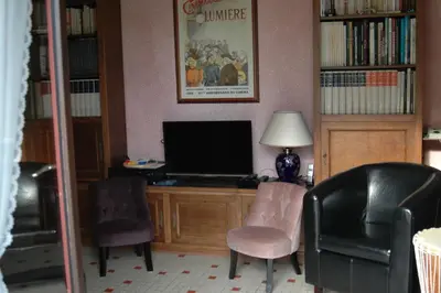 Télévision ou salle de divertissement dans l'établissement Le Jardin de Roses DOMINIQUE LOREAU
