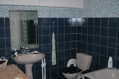 Salle de bains dans l'établissement Le Jardin de Roses DOMINIQUE LOREAU