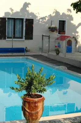 Piscine de l'établissement Le Jardin de Roses DOMINIQUE LOREAU ou située à proximité