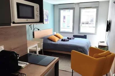 Télévision ou salle de divertissement dans l'établissement LET'S - Le Jules -Part dieu Wifi