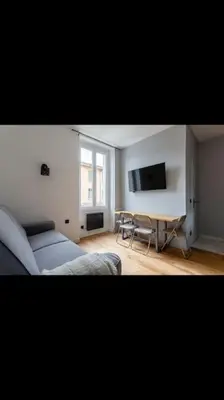 Télévision ou salle de divertissement dans l'établissement Appartement totalement rénové 4 couchage proche Lyon