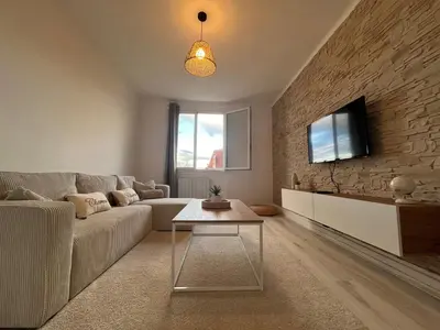 Télévision ou salle de divertissement dans l'établissement Logement chaleureux et lumineux