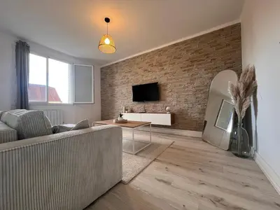 Télévision ou salle de divertissement dans l'établissement Logement chaleureux et lumineux