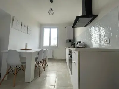 Cuisine ou kitchenette dans l'établissement Logement chaleureux et lumineux