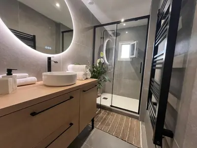 Salle de bains dans l'établissement Logement chaleureux et lumineux