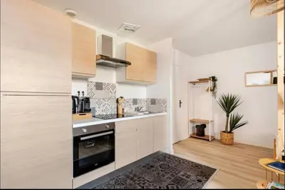 Cuisine ou kitchenette dans l'établissement La Jolie Bulle