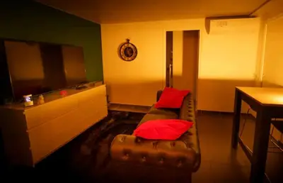 Coin salon dans l'établissement Studio Cosy, jardin privatif