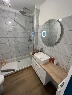 Salle de bains dans l'établissement Les studios de Bron Pinel