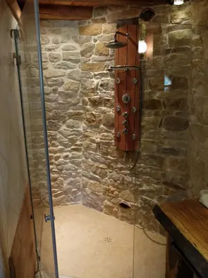 Salle de bains dans l'établissement Le Grangeon 01