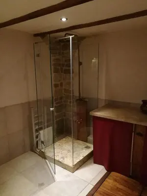 Salle de bains dans l'établissement Le Grangeon 01