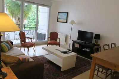 Télévision ou salle de divertissement dans l'établissement Appartement confortable calme avec terrasse proche métro - accueil personnel