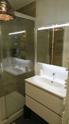 Salle de bains dans l'établissement Appartement confortable calme avec terrasse proche métro - accueil personnel