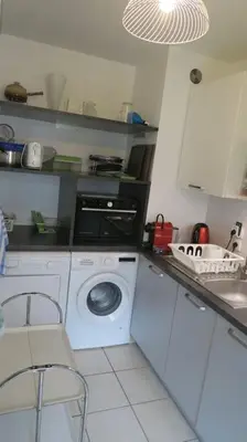 Cuisine ou kitchenette dans l'établissement Appartement confortable calme avec terrasse proche métro - accueil personnel
