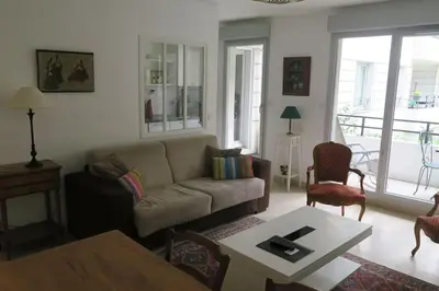 Coin salon dans l'établissement Appartement confortable calme avec terrasse proche métro - accueil personnel