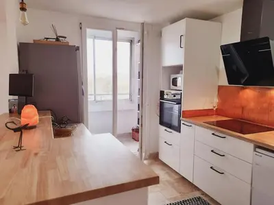 Cuisine ou kitchenette dans l'établissement Spacieux T3 climatisé avec parking proche gare