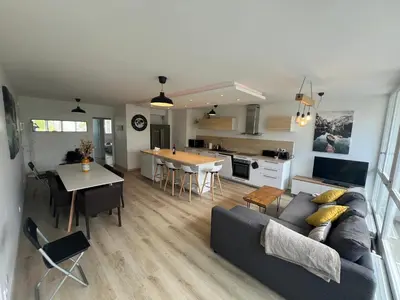 Cuisine ou kitchenette dans l'établissement Appartement 6-8 personnes, accès direct à Lyon
